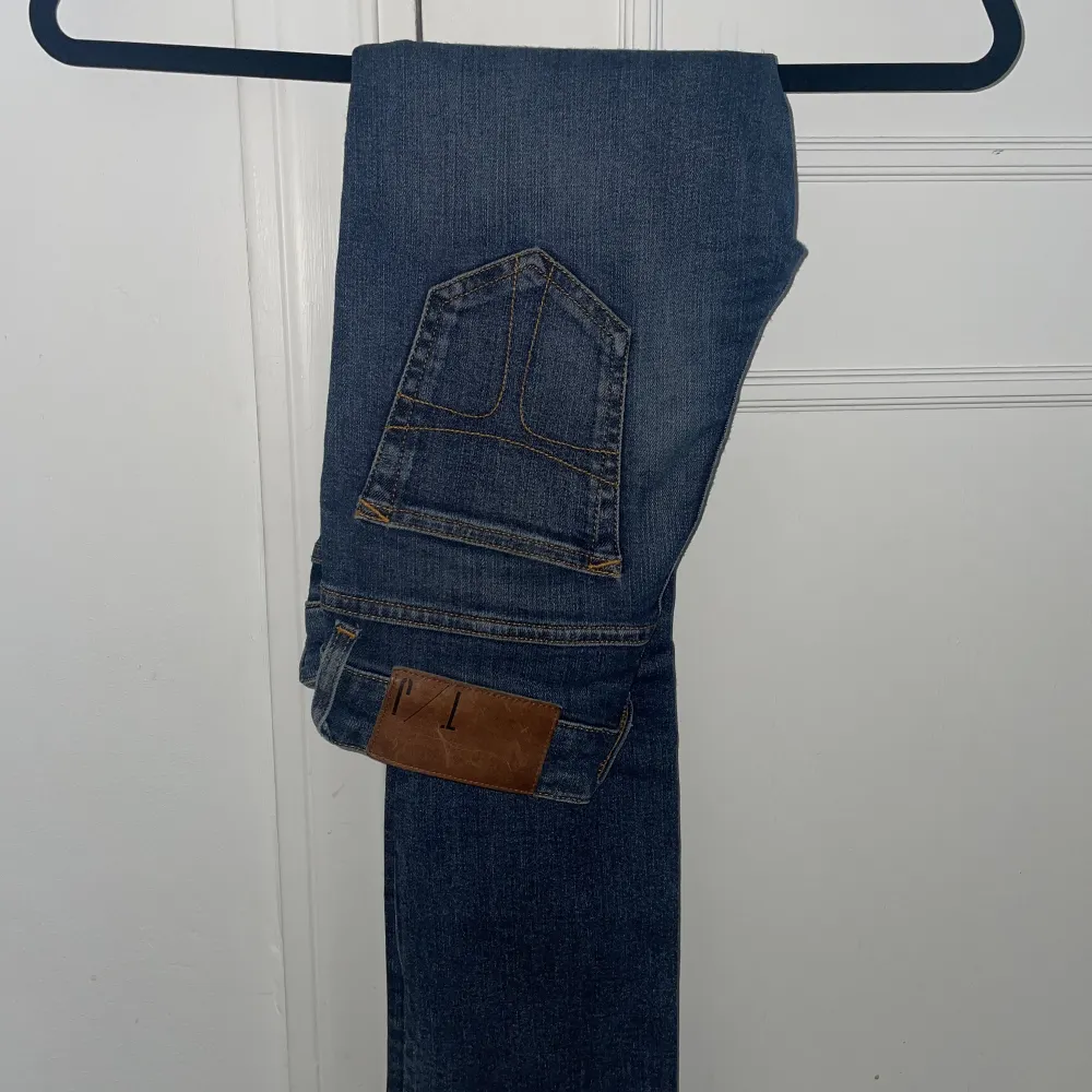 Säljer mina tiger of Sweden jeans, modellen heter ”Kate” och är en rak modell men sitter åt vid rumpa/höfter. Storlek 24/längd 32”.   Superfint skick!. Jeans & Byxor.
