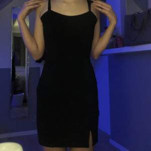 💕säljer svart klänning med slit från H&M💕 Storlek S, bra skick ändast använd ungefär 3-4 gånger och priset kan diskuteras💕💕