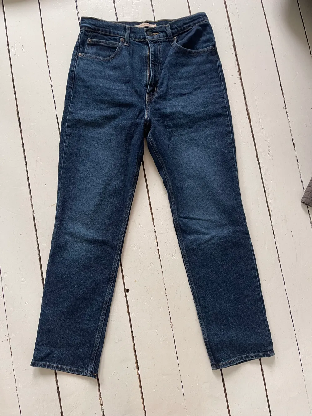 Levi’s jeans i modellen 70s High Slim Straight. Storlek 30. Endast använd ett fåtal gånger så väldigt fint skick. Frakt 69kr. Nypris 1450kr.. Jeans & Byxor.