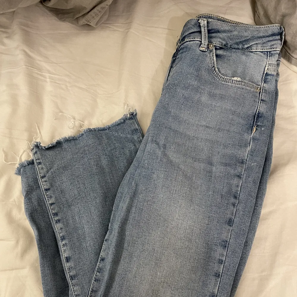 Super snygga och sköna jeans från vero Moda, använd fåtal gånger och det är försmå för mig så därför sitter det så tighta på mig🥰storlek m/32 och skulle säga det är en s💕. Jeans & Byxor.