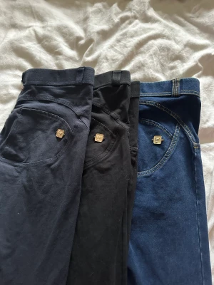 Freddy wr up - 🌸3 stycken byxor 🌸mörkblå, svart, jeans färg 🌸 Strolek S 🌸 500kr för alla