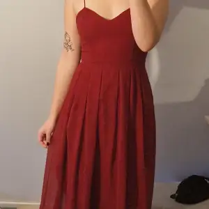 En röd balklänning/maxi klänning i storlek 36. Lite lång för mig som är 160. Skriv till mig om du vill se fler bilder på den:)