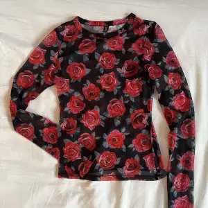 Cool tröja i mesh med rosor från H&M, använd några få gånger så ffd i jättefint skick