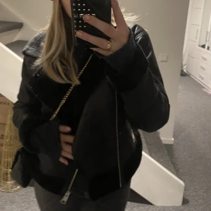 STAY befrodrad vår/höst jacka - En otroligt fin stay vår/höst jacka, som jag tyvärr inte har haft någon användning för. Sjukt bra kvalitet!  Ordinarie pris 999kr, säljer för 299kr! ( priset går att diskutera)