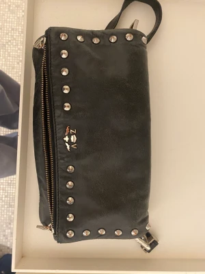 Zadig Cross body bag  - Fin svart Zadigväska med nitar och rött innerfoder 