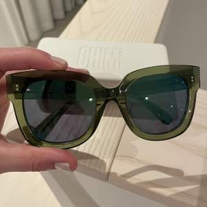 Säljer Solglasögon från Chimi i modell 08 och spegelglas. Endast använda vid ett tillfälle, nyskick! Säljer snabbt och billigt💚