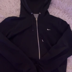 Nike kofta  - Svart Nike kofta i storlek l 