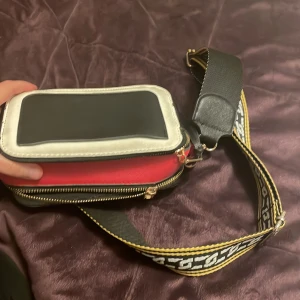 Marc jacobs väska  - Hej kommer att sälja min marc jacobs väska då den inte kommer till så mycket användning på sistonde❤️vill helst få den sålt och den är inte använd så mycket, kanske 5 gånger och är i som nytt skick❤️nypris 4600
