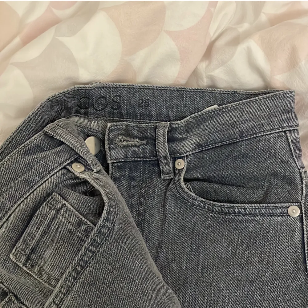 Säljer dessa snygga lågmidjade jeans i färgen grå ❤️ är från cos och säljer då dem börjar bli för korta för mig som är 163. . Jeans & Byxor.