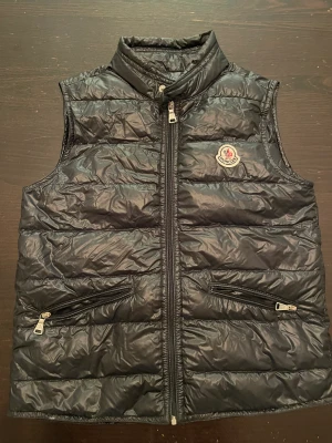 Väst  - Sjukt snygg moncler väst inga skador.