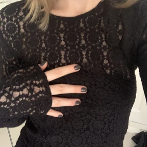 Söt spetströja! - Trendig tröja!!! Som är lite för stor på mig :(