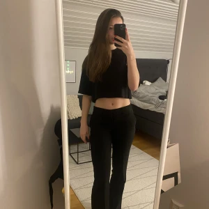 Croppad t-shirt  - Croppad t-shirt från monki. Knappt använd💓 skriv för fler bilder, köparen står för frakten