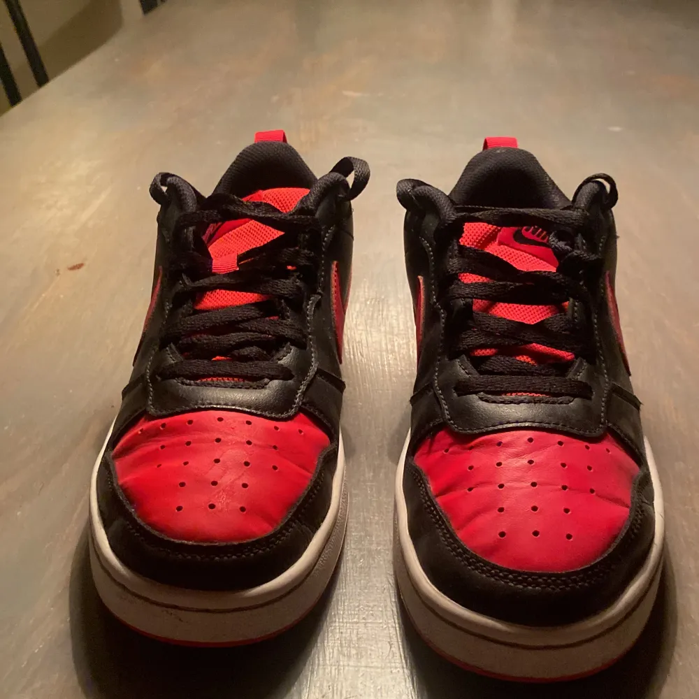 säljer mina svart och röda nike skor eftersom d inte passar längre.  använda typ 5 gånger köpta på nikes hemsida för ca 1000 kr låda👎🏻. Skor.