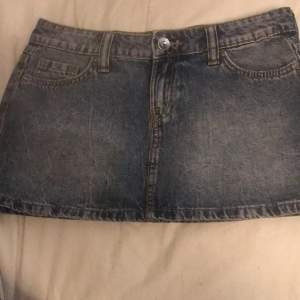 Säljer en super söt mini jeans kjol från h&m med snygga fickor då den blivit för liten❤️helt nyskick, aldrig använd.❤️Hör av er ifall intresse eller frågor🥰🥰pris kan diskuteras!
