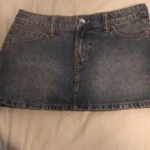 H&M mini jeans skirt - Säljer en super söt mini jeans kjol från h&m med snygga fickor då den blivit för liten❤️helt nyskick, aldrig använd.❤️Hör av er ifall intresse eller frågor🥰🥰pris kan diskuteras!