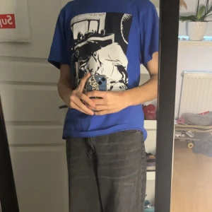 supreme t shirt - RARE ASF supreme x raymond pettibon t shirt köpt SS14. storlek medium, bra skick, fåtal mindre sprickor i trycket💗