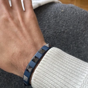 Valentino armband  - Tjaba, säljer nu även mitt andra armband som jag behöver få bort pga andra intressen. Köpt i Madrid för 200€, och all og medföljer till skillnad från mitt andra armband.  Skick: 9/10  Nypris: 2,8  Mitt pris: 2000