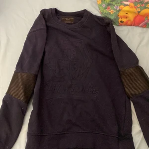 En mörk blå pp tröja  - En fin och gammal version av Philipp plein men dem är fina ny pris 499kr och skick på den 7/10 inget fel på den