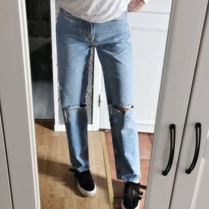 Blåa gina jeans - Aldrig användt dem då de är typ 2 cm för korta för mig som är 170 cm lång. De säljs inte längre på sidan💗