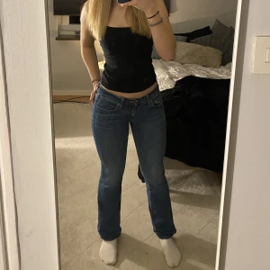 låga jeans - Säljer dessa supersnygga utsvängda jeans: superlow 518, levis. ❣️Storleken står inte i plagget men här är måtten: midjemått-85cm höftmått-95cm innerbenslängd-77cm ytterbenslängd-98cm🤍🤍