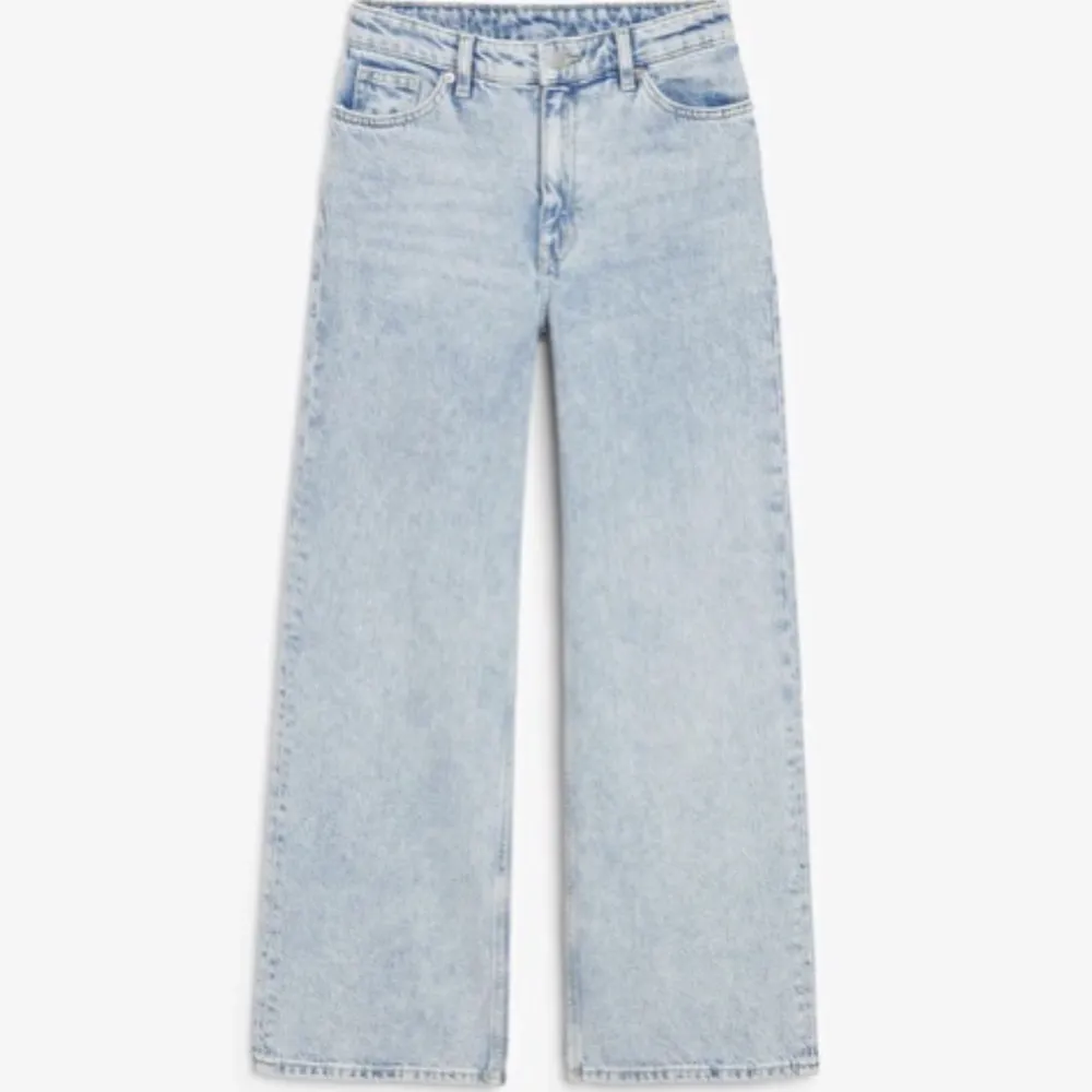 säljer dessa jättefina jeans då de tyvärr har blivit för små. nypris 400:-. . Jeans & Byxor.
