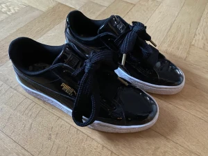 Puma skor strl 37 - Svarta Puma skor i lack  Fint skick  Bud från 300 tillkommer frakt 69 spårbart 