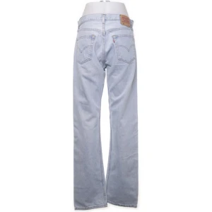 Levis 501 - säljer dessa svinsnygga vintage Levis 501, nästan exakt samma som Alva Blomdahl har, köpte väldigt dyrt🤩midjemåttet är 82cm och innerbenslängden är 85cm, skriv om du vill köpa 🙏