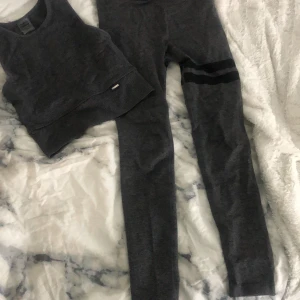 Stronger sett - Säljer detta stronger tränings sett🥰använd endast fåtal gånger. Nyskick akulle jag säga. Köp helst tillsammans. Storlek XS/S. Nypris, ungefär 1100. Hör gärna av er vid intresse🥰