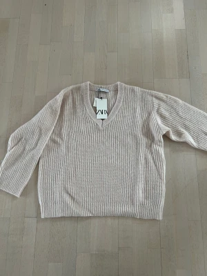 Stickad Zara tröja - Jag köpte denna tröja ifrån Zara men den var för stor men har glömt och skicka tillbaka den💕 Det står att den är storlek xs-s men det är väldigt stor i storleken💗 Aldrig använd med lappen kvar. Frakt ingår💗Skriv innan köp nu💕