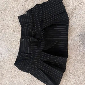 Randig kjol - Randig kjol med knappar