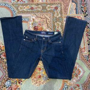 Ett par low waist jeans som jag säljer pga aldrig använder, pris kan diskuteras vid snabbt köp❤️