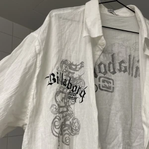 Y2k tribal Billabong skjorta - Oversized. Längd: 77 cm mätt från axeln. Står 4XL men skulle säga att den är XL. Aldrig använd. Köpt här på plick men passar inte mig. Frakt: 64 kr 🖤