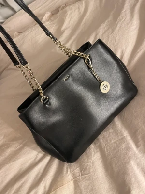 Dkny väska - Köptes år 2020 Använd fåtal gånger