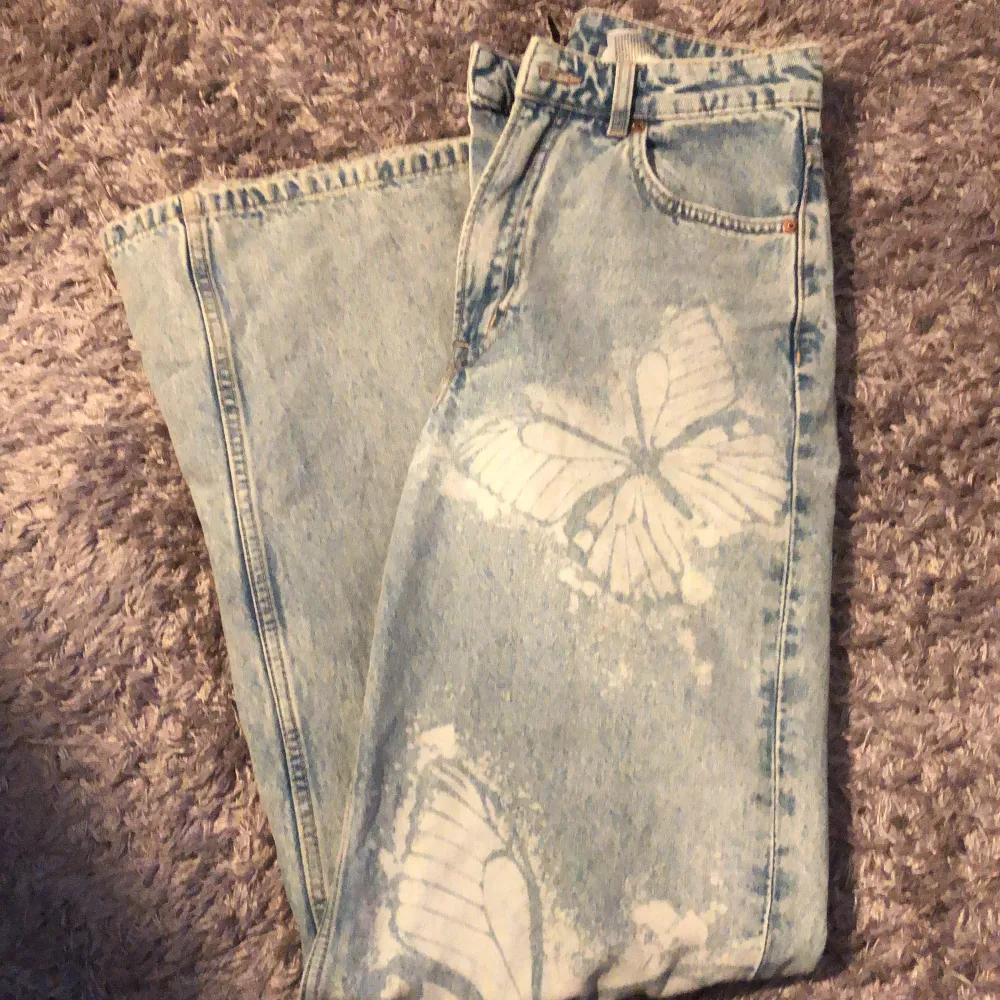 Säljer mina snygga jeans från h&m med fjärils tryck🦋 säljer eftersom inte använder så mycket. Använda fåtal gånger men ser helt nya ut. Priset är inte helt spikat än 🌟 hör av er om ni är intresserade 💘. Jeans & Byxor.