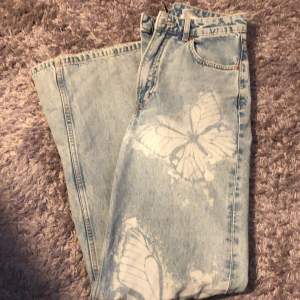 Säljer mina snygga jeans från h&m med fjärils tryck🦋 säljer eftersom inte använder så mycket. Använda fåtal gånger men ser helt nya ut. Priset är inte helt spikat än 🌟 hör av er om ni är intresserade 💘