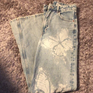 Vida jeans  - Säljer mina snygga jeans från h&m med fjärils tryck🦋 säljer eftersom inte använder så mycket. Använda fåtal gånger men ser helt nya ut. Priset är inte helt spikat än 🌟 hör av er om ni är intresserade 💘