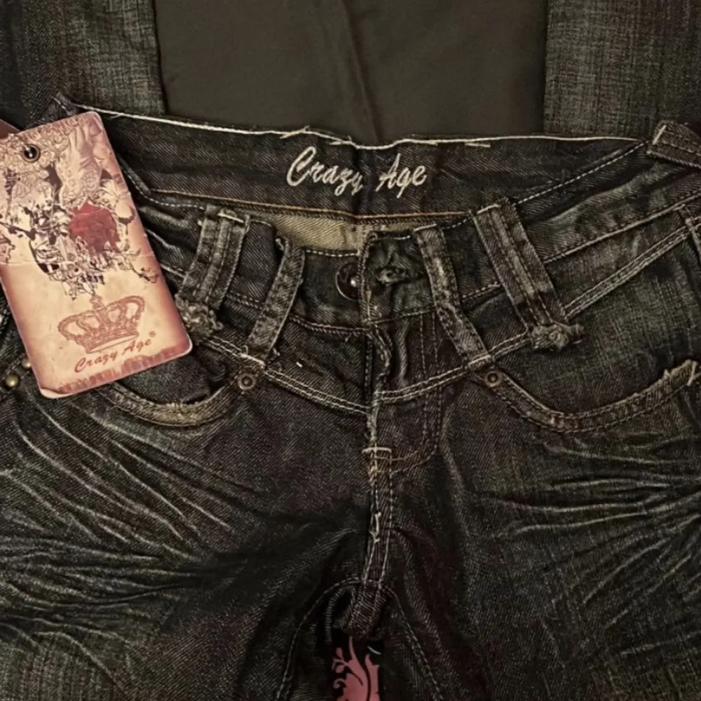 Super fina nya crazyage jeans som är köpta här på plick!💕(första två bilderna är lånade!) säljer pga att de inte passa mig i midjan!❤️ Innerbenslängd: 80cm midjemått: 35. Jeans & Byxor.