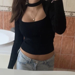 Zara tröja - Populär zara tröja  Svart storlek S nästan ny skick använd 2/3 gånger skriv gärna för fler bilder och info BUD 400❤️