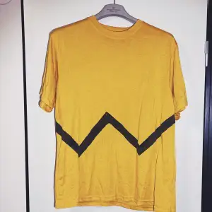 En Takeoff T-Shirt inspirerad av Charlie Brown från Snobben. Märke: TakeOff Storlek: XL Skick: Begagnat  Material: Polyester&Bomull 