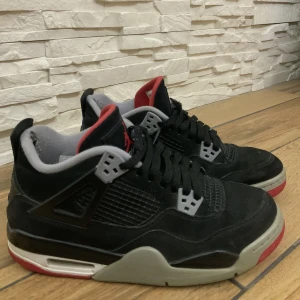 Jordan 4 - Jordan 4 retro köpta på sneakershyllan och därmed garanterat äkta (har kvitto). Använda några gånger men köptes begagnade! Storlek 40 men passar mig som använder 39. Finns några defekter. Skriv för fler bilder!