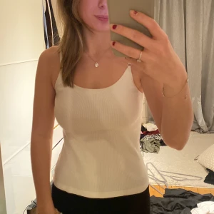 Vitt ribbat linne - Vitt ribbad linne från vero Moda. Tjockt och skönt material, så inte genomskinlig. 