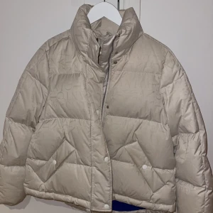 GANT vinterjacka - Säljer min Gant vinterjacka då jag inte använder den längre. Väldigt fint skick däremot finns det en fläck som syns på sista bilden. 