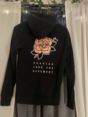 Dope hodie - Säljer min fina dope hodie i bra skick, inte använd många gånger.