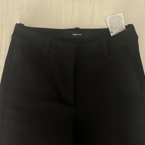 Kostymbyxor - Säljer mina fina populära veromoda kostymbyxor! Så sköna och formar kroppen så fint. Säljer för att jag har två svarta. Det är highwaist modellen. Jag bjuder just nu på frakten! Men bara till imorgon (30 januari)💞
