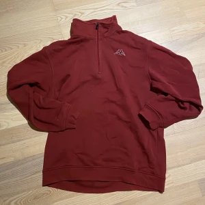 Sweatshirt, Kappa - Jättemysig sweatshirt från Kappa. Strl XXL, men passar som XL. I bra skick. Pris kan diskuteras. Skriv för fler bilder eller om man har frågor!⛽️