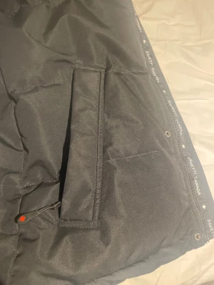 Vinterjacka Canada Zavetti - Vinterjacka Canada Zavetti  Bra skick, knappt använd  Pris 600 kr Betalningssätt swich  Storlek XS