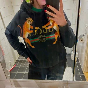 Gucci hoodie - Säljer denna äkta Gucci hoodie, jättefint skick, inte använd mycket. Storlek xs i herr men oversized så passar allt från xs-m i för både tjej och kille 🧡 kan gå ner i pris vid snabb affär