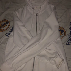 Vit zip hoodie  - Storlek L, sitter som M, för stor för mig, använd 3-5 gånger, nypris 450, inga flaws 