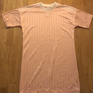 Lång adidas t-shirt/klänning - Väldigt fint skick, skönt och tunt material 