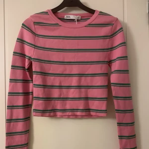 Randig tröja Zara - Super fin tröja från Zara med lång ärm. Aldrig använd, säljer pga att det var lite för tajt för min smak. Den är en storlek M men skulle mer säga att den är en S. 